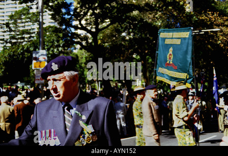 Veteran Kriegshelden tragen Medaillen feiern Anzac Day Parade Hyde Park Sydney New South Wales Australien 25. April 2004 Stockfoto