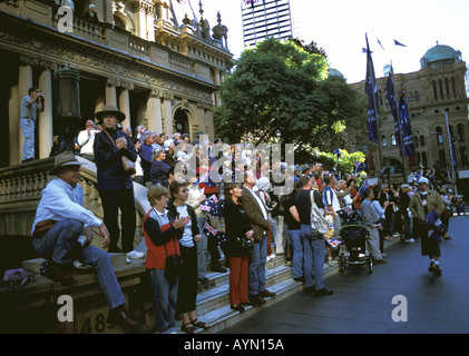 Massen jubeln die Anzac Day Parade von den Stufen des Rathauses Sydney NSW Australia 25. April 2004 Stockfoto