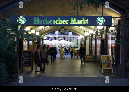 Europa Europa Deutschland Deutschland Berlin Mitte Hackescher Markt Markt S schnelle s-Bahn Bahnhof Bahnstation Stockfoto