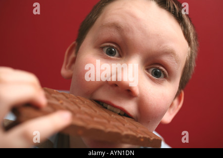 11 Jahre alter Junge, Schokolade zu essen Stockfoto