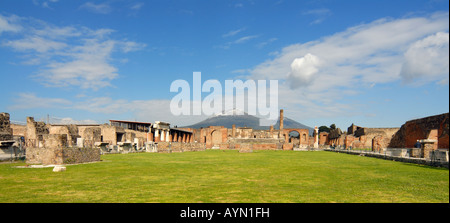 Panoramablick auf das Forum, Tempel des Jupiter und schneebedeckten Vesuv, Pompeji (Italien) Stockfoto