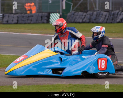 Motorrad und Beiwagen auf Wirral 100 Motor Club-Rennen Treffen am Oulton Park Motor Racing Circuit Cheshire England Stockfoto