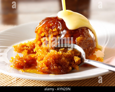 Traditionelle britische Sticky Toffee sponge Pudding und Pudding Dessert auf einen Teller serviert wird Stockfoto