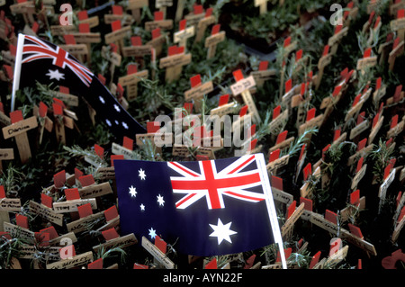 ANZAC Day 25. April 2004 Sydney Australien australische Fahnen unter hölzerne Kreuze gepflanzt in dem Bereich des Gedenkens Stockfoto