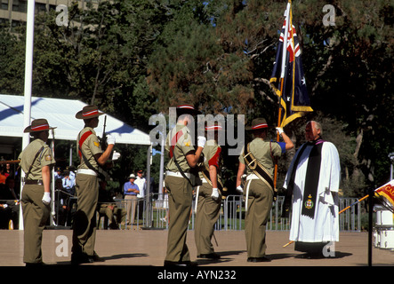 ANZAC Memorial Hyde Park South Sydney NSW Scots College Cadet Einheit der Farbe Party und Kaplan marschieren mit Nationalflaggen Stockfoto