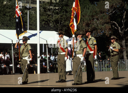 ANZAC Memorial Hyde Park South Sydney NSW Scots College Cadet Einheit der Farbe Party März auf mit australischen Nationalflaggen Stockfoto