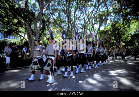 Anzac Day April 25 Sydney Australien New South Wales; das Scots College Pipes und Drums Marching im Hyde Park zum Anzac Memorial Stockfoto