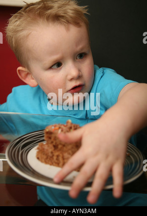 Kleinkind mit Essen spielen Stockfoto