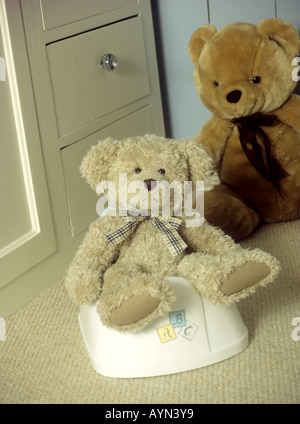 Töpfchen-Training mit Hilfe von Teddybären, Großbritannien Stockfoto