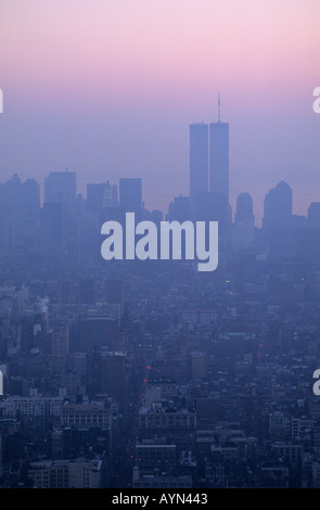 Historische Ansicht von New York. Lower Manhattan bei Sonnenuntergang mit den Twin Towers des New York NY WTC im Hintergrund. Stockfoto