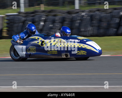 Suzuki Motorrad und Beiwagen auf Wirral 100 Motor Club-Rennen Treffen am Oulton Park Motor Racing Circuit Cheshire England Stockfoto