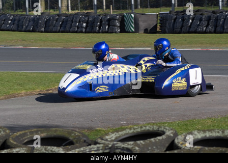 Suzuki Motorrad und Beiwagen auf Wirral 100 Motor Club-Rennen Treffen am Oulton Park Motor Racing Circuit Cheshire England Stockfoto