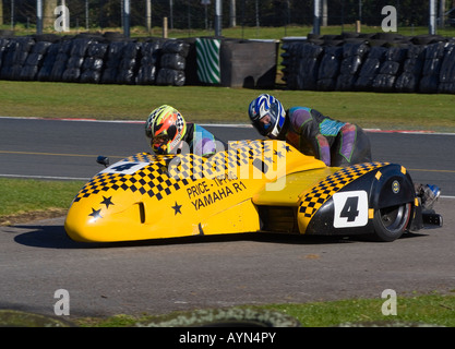 Yamaha Motorrad und Beiwagen auf Wirral 100 Motor Club-Rennen Treffen am Oulton Park Motor Racing Circuit Cheshire England Stockfoto