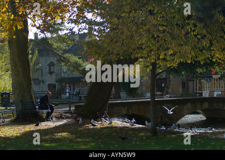 Brücke über den Fluss Windrush durch Bourton-on-the-Water, Gloucestershire, Cotswolds, England, UK. Stockfoto