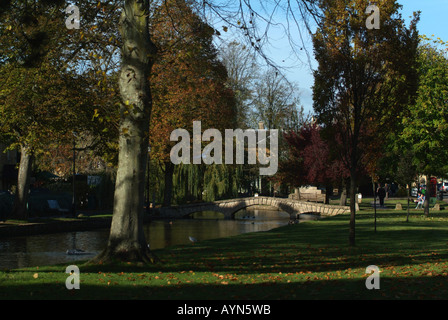 Brücke über den Fluss Windrush durch Bourton-on-the-Water, Gloucestershire, Cotswolds, England, UK. Stockfoto