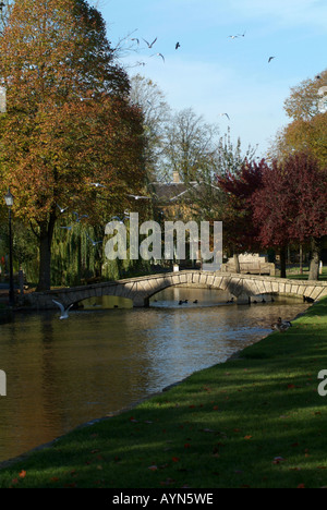 Brücke über den Fluss Windrush durch Bourton-on-the-Water, Gloucestershire, Cotswolds, England, UK. Stockfoto