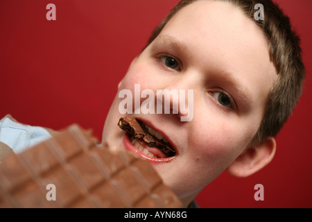 11 Jahre alter Junge, Schokolade zu essen Stockfoto