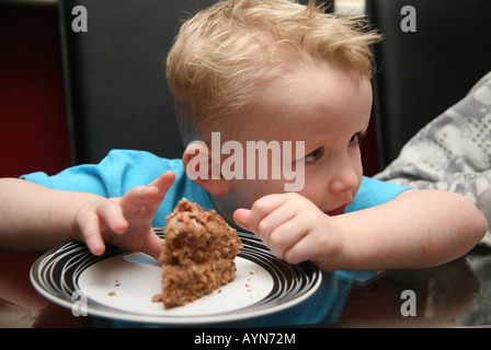 Kleinkind mit Essen spielen Stockfoto