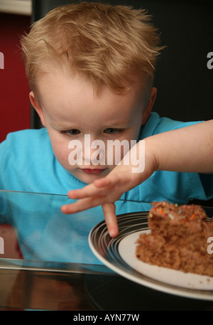 Kleinkind mit Essen spielen Stockfoto