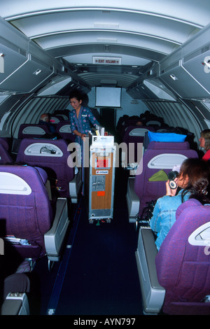 Business Class-Kabine auf Malaysian Airlines Boeing 747-400 zollfrei Trolley Traualtar durchschieben Flugbegleiter Stockfoto