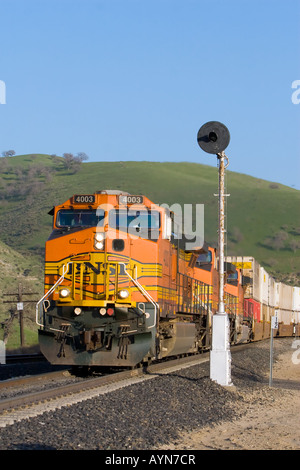 BNSF Railway intermodalen Zug Köpfe hinter ein Signal am Ende der Gleisanschluss in Bealville, Kalifornien, in den Tehachapi-Bergen. Stockfoto