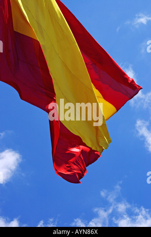 Spanische Flagge vor einem blauen Himmel Stockfoto