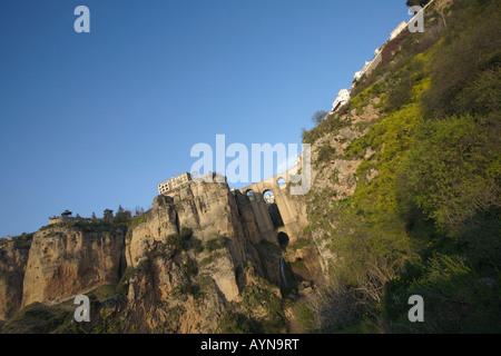 Ronda vom unteren Ende der Schlucht gesehen. Andalusien, Spanien Stockfoto