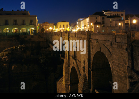 Die neue Brücke in der Nacht zu sehen. Ronda, Andalusien, Spanien Stockfoto