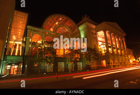 Ansicht von The Royal Opera House, Covent Garden, London am Abend mit Verkehr Unschärfe und warmer Beleuchtung Stockfoto