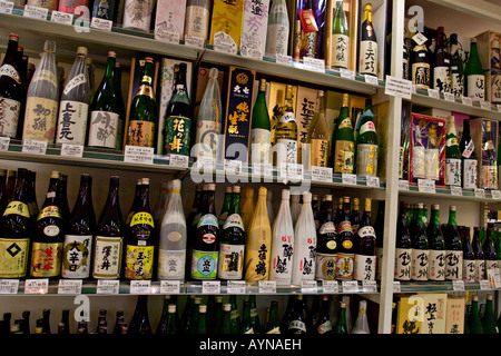 Regalen mit Schnaps im Matsuya, Asakusa, Tokio, Japan, Asien Stockfoto