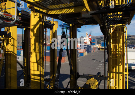 Ein Blick auf einen Blick durch die Beine eines Straddle Carrier bei Lyttelton New Zealand Containerterminal Stockfoto