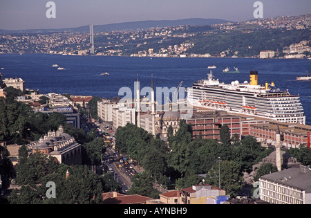 ISTANBUL, TÜRKEI. Ein Blick über den Stadtteil Beyoglu & Tophane auf den Bosporus und den asiatischen Ufer gesehen vom Galata Turm Stockfoto