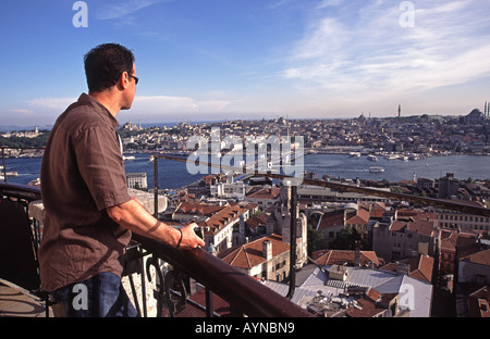 ISTANBUL, TÜRKEI. Ein Blick von oben auf den Galata-Turm im Stadtteil Beyoglu. 2006. Stockfoto