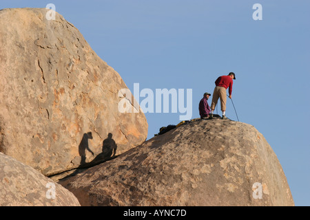 Kletterer auf Granit im Joshua Tree National Park Stockfoto