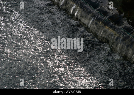 Nahaufnahme von unbehandeltem Wasser fließt in einen Vorratsbehälter für Wasser Stockfoto