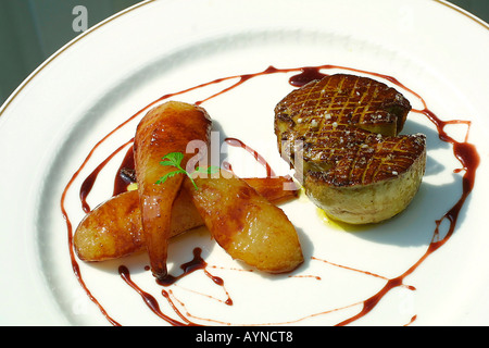 Geschmorte Gänseleber serviert mit karamellisierten Birnen Stockfoto