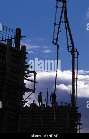 Bauarbeiter auf anhand konkreter Pumpanlagen Baustelle Stockfoto