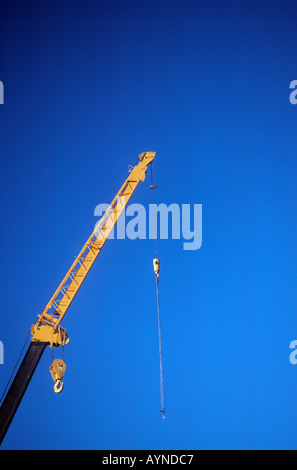 Hohen Baukran Szene gegen einen intensiven blauen Himmel Stockfoto