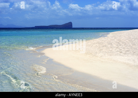 türkisfarbenes Wasser und menschenleeren Sandstrand Stockfoto