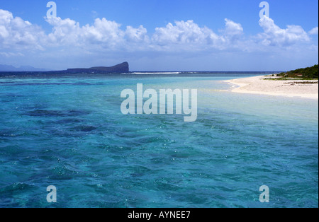 türkisfarbenes Wasser und menschenleeren Sandstrand Stockfoto