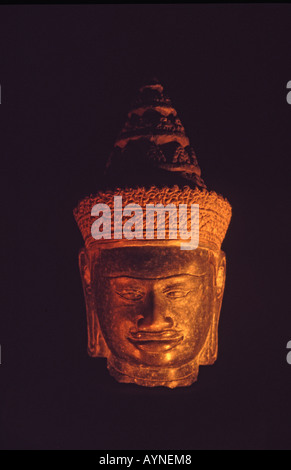 KAMBODSCHA. Eine seltene Eisen- und Steinschnitt ein lächelnder Buddha-Kopf. Stockfoto