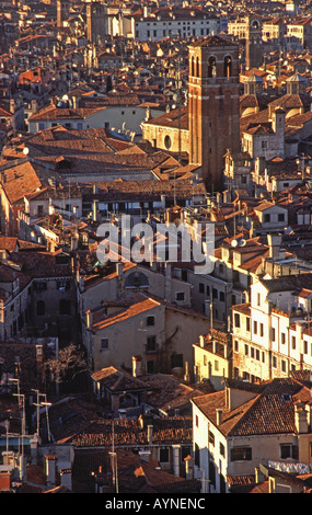 VENEDIG, ITALIEN. Auf der Dachterrasse Blick auf San Marco (Markusplatz) Teil der Stadt an einem Winterabend. 2005. Stockfoto