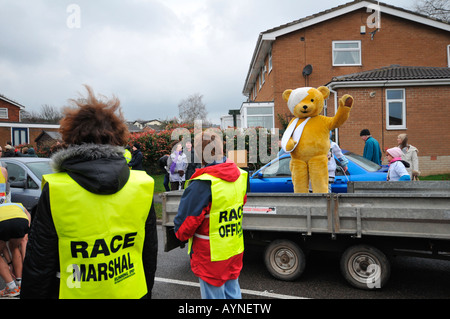 Pudsey Bären winken am Jahresbeginn Dronfield 10k laufen Sheffield South Yorkshire England Stockfoto