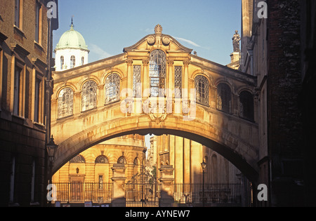 OXFORD, GROßBRITANNIEN. Die venezianischen Brücke am Hertford College auf neue College Lane mit dem Sheldonian Theatre hinter. Stockfoto