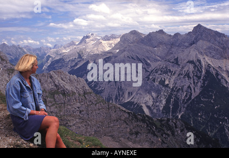 BAYERN, DEUTSCHLAND. Eine junge Frau, die eine Aussicht auf die bayerischen Alpen in der Nähe von Mittenwald. Stockfoto