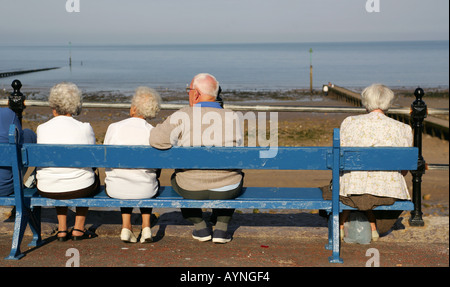 Rentner auf einer Bank in Llandudno Stockfoto