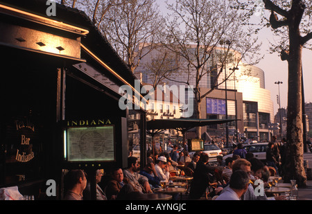 PARIS, FRANKREICH. Ein Café an der Place De La Bastille, Paris Opera hinter. Stockfoto