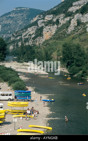 Kanufahren auf dem Fluss Tarn GORGES DU TARN LOZERE LANGUEDOC-ROUSSILLON FRANKREICH EUROPA Stockfoto