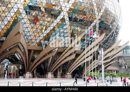 DIE MODERNE ARCHITEKTUR DES GRAN LISBOA CASINO IN MACAU, EINER VON VIELEN SOLCHEN CASINOS AUF DER INSEL Stockfoto