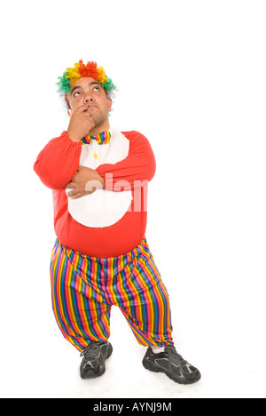 In voller Länge Portrait von einem Erwachsenen Zwerg Clown nachschlagen Finger im Mund vor einem weißen Hintergrund Stockfoto